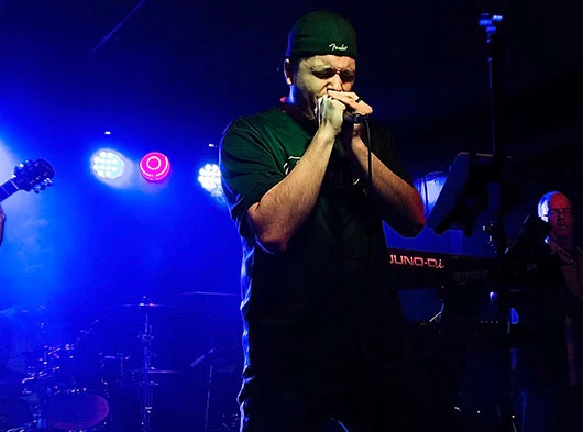 Close of Joe Scovill singing at Bleacher's Bar in Bristol, CT